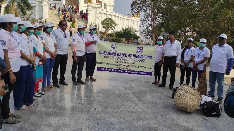 Cleaning drive at Dhauli Peace Pagoda – Ruchika & TFCI