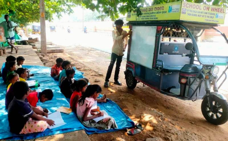 Mobile school reaching children on the streets